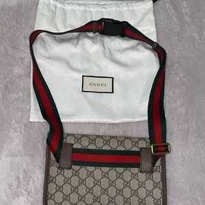 The Neo Vintage GG Supreme belt bag by Gucci: vintage charm with a modern twist.